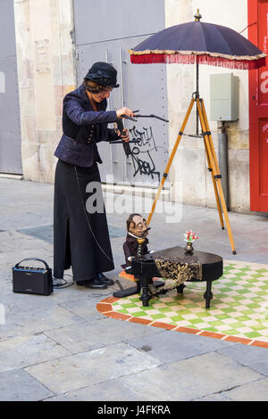 Eine weibliche Puppenspieler und Marionettentheater Durchführung Straßentheater in beteht del Born, Barcelona, Spanien. Stockfoto