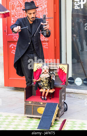 Ein Puppenspieler und Marionettentheater Durchführung Straßentheater in beteht del Born, Barcelona, Spanien. Stockfoto