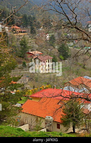 Teilweise mit Blick auf die Prodromos, das höchste Dorf der Insel Zypern im Troodos Gebirge, Limassol ('Lemessos'). Stockfoto