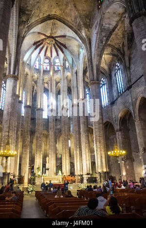 Innenraum der Basilica de Santa Maria del Mar im gotischen Viertel von Barcelona Spanien. Stockfoto