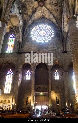 Innenraum der Basilica de Santa Maria del Mar im gotischen Viertel von Barcelona Spanien. Stockfoto