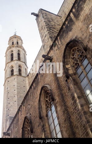 Bell Tower und Seite Fassade der Basilica de Santa Maria del Mar im gotischen Viertel von Barcelona, Spanien. Stockfoto