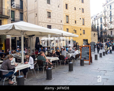 Al Fresco Restaurants und Tapas Bars in Plaça de Santa Maria, Barcelona, Spanien. Stockfoto