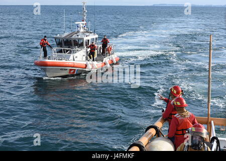 Coast Guard Station Port Angeles Besatzung an Bord ein 45-Fuß Antwort Boot-Medium treibt neben der Cutter Schwertfisch, eine 87-Fuß Marine Protector-Klasse Patrouillenboot, in Port Angeles, Washington, 6. Februar 2017. 87-Fuß Beschützer Klasse Patrol Boat Crew kehrte nach Port, nachdem das Schiff eine Ölpest im Maschinenraum erlebt. Foto: U.S. Coast Guard Petty Officer 2. Klasse Ali Flockerzi. Stockfoto