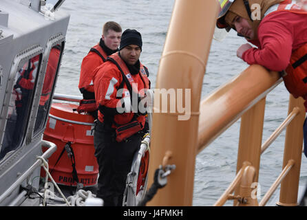 Coast Guard Station Port Angeles Besatzung an Bord ein 45-Fuß Antwort Boot-Medium treibt neben der Cutter Schwertfisch, eine 87-Fuß Marine Protector-Klasse Patrouillenboot, in Port Angeles, Washington, 6. Februar 2017. Port Angeles kleines Boot Besatzung unterstützt die Schwertfisch-Crew nach eine Ölpest im Maschinenraum des Schiffes 87-Fuß aufgetreten. Foto: U.S. Coast Guard Petty Officer 2. Klasse Ali Flockerzi. Stockfoto