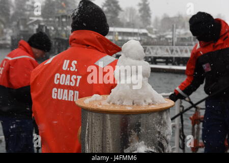 Ein kleinen Schneemann Anhängekupplungen eine Fahrt an Bord der Coast Guard Cutter Schwertfisch, da die Crew Friday Harbor, Washington, fährt nach Betankung, 8. Februar 2017. 87-Fuß Coastal Patrol Boat ist in Port Angeles Gridley. Foto: U.S. Coast Guard Petty Officer 2. Klasse Ali Flockerzi. Stockfoto