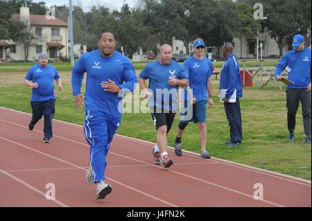 Texas - Staff Sgt Rentner Tino Uli, beteiligt sich an der Verwundeten Krieger-Sport-Camp, am gemeinsamen Basis San Antonio-Randolph, 19. Januar 2016. Das Camp, angeboten von der Air Force Verwundeten Krieger Programm kennzeichnete eine Vielzahl von körperlichen Aktivitäten: Luftgewehr, Luftpistole und Bogenschießen; Radfahren; sitzen Volleyball; Schwimmen; Rollstuhl-Basketball und Yoga. (US Air Force Foto von Joel Martinez/freigegeben) (U.S. Air Force Photo von Joel Martinez) Stockfoto