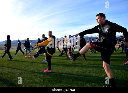 Flieger führen während des Warrior Trained Fitness-Events auf der Creech Air Force Base Oberschenkelstrecken durch und nehmen an Kallisthenik- und Herz-Kreislauf-Kreisläufen teil, um die körperliche Bereitschaft und Belastbarkeit zu verbessern. Stockfoto