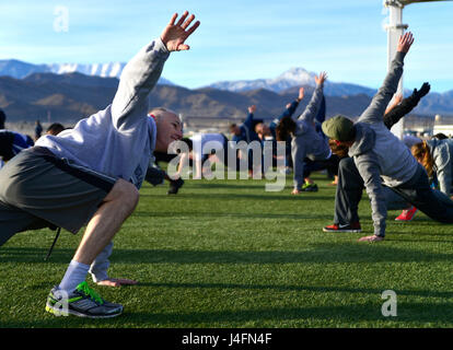 Flieger auf der Creech Air Force Base nehmen an der Warrior Trained Fitness-Veranstaltung teil, Teil der Life of a Warrior-Kampagne, um die spirituelle, mentale, soziale und körperliche Widerstandsfähigkeit für Kampfbereitschaft zu verbessern. Stockfoto