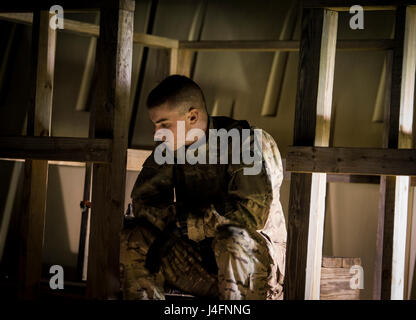 Bekämpfung der Staats-und Regierungschefs Kurs (CLC) Klasse 16009 Student nimmt eine Auszeit, während Wache auf Forward Operating Base Schatten beim Feld Training Übung zur Joint Base San Antonio-Camp Bullis, Texas, 2. Mai 2016. CLC soll die Handlungskompetenz der Sicherheitskräfte Militärinternat Offiziere zu schärfen, vor der Reihe bereitgestellt wird. Die fünf-Wochen-Kurs konzentriert sich auf Land Navigationsfähigkeiten, Einsatzplanung und Strategie. (Foto: U.S. Air Force Airman 1st Class James Crow) Stockfoto