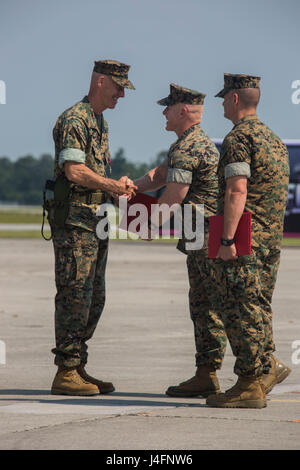 US Marine Corps Col Timothy Salmon (links) erhält eine Auszeichnung von Major General Thomas D. Weidley, Kommandierender general, Marinekorps Installationen Osten, während die Marine Corps Air Station (MCAS) New River Änderung des Befehls, N.C., 23. Juni 2016. Die Änderung des Befehls übertragen formal Behörden und Zuständigkeiten für MCAS New River von Oberst Salmon, Oberst Russell C. Burton. (Foto: U.S. Marine Corps Lance Cpl. Careaf L. Henson, MCIEAST Bekämpfung der Kamera/freigegeben) Stockfoto