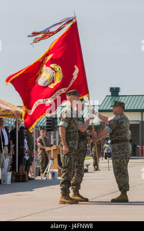 US Marine Corps Oberst Russell C. Burton (Mitte), befehlshabender Offizier, Marine Corps Air Station (MCAS) New River, durchläuft die Farben Sgt. Major William H. Oldenburg, Sergeant-Major, MCAS New River, während die Air Station Änderung des Befehls, N.C., 23. Juni 2016. Die Änderung des Befehls übertragen formal Behörden und Zuständigkeiten der MCAS New River von Col Timothy M. Salmon, Oberst Burton. (Foto: U.S. Marine Corps Lance Cpl. Judith L. Harter, MCIEAST Bekämpfung der Kamera/freigegeben) Stockfoto