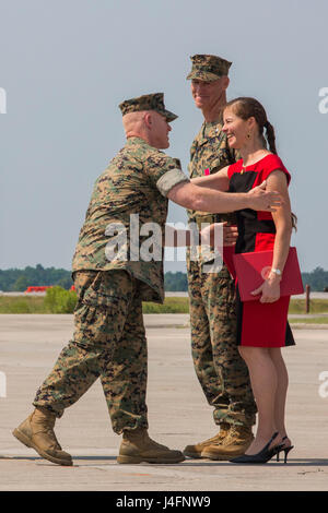 US Marine Corps Major General Thomas D. Weidley (links), Kommandierender general, Marinekorps Installationen Osten umarmt Frau Annette Salmon, Ehefrau von Col Timothy M. Salmon, während die Marine Corps Air Station (MCAS) New River Änderung des Befehls, N.C., 23. Juni 2016. Die Änderung des Befehls übertragen formal Behörden und Zuständigkeiten der MCAS New River von Oberst Salmon, Oberst Russell C. Burton. (Foto: U.S. Marine Corps Lance Cpl. Judith L. Harter, MCIEAST Bekämpfung der Kamera/freigegeben) Stockfoto