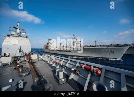 160630-N-OR652-132MEDITERRANEAN Meer (30. Juni 2016) – die Flotte Nachschub Öler USNS Big Horn (T-AO 198)(center) führt eine Auffüllung auf See mit der geführten Flugkörper Kreuzer USS San Jacinto (CG-56) und der Flugzeugträger USS Dwight D. Eisenhower (CVN 69)(Ike).  Ike und San Jacinto werden eingesetzt zur Unterstützung der Operation inhärenten lösen, maritimer Sicherheitsoperationen und Sicherheitsbemühungen Betrieb Theater in den USA 6. Flotte Einsatzgebiet. (Foto: U.S. Navy Mass Communication Specialist 3. Klasse J. Alexander Delgado/freigegeben) Stockfoto