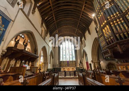 Chor und Orgel in St. Johannes der Täufer Pfarrkirche, Cirencester, Gloucestershire, England Stockfoto