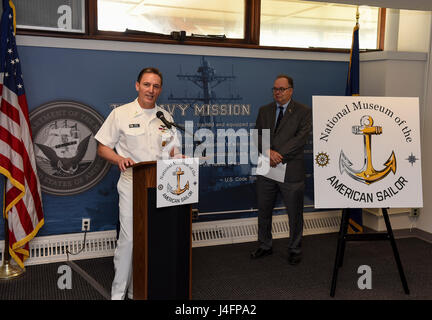 160704-N-TH437-033 GREAT LAKES, Illinois (4. Juli 2016) – Master Chief Petty Officer des Marine (INTERNIERUNGSLAGER) Mike Stevens spricht während einer Enthüllung für die Umbenennung des Great Lakes Naval Museum, National Museum in der amerikanischen Seemann, an großen Seen, Ill., 4 Juli. Das Nationalmuseum der amerikanischer Seemann Namensänderung signalisiert eine Verschiebung in der Vision von regionalem Fokus, das zeigt die wechselvolle Geschichte der Matrosen, die in der US Navy gedient haben. (Foto: U.S. Navy Mass Communication Specialist 1. Klasse Eric Lockwood/freigegeben) Stockfoto