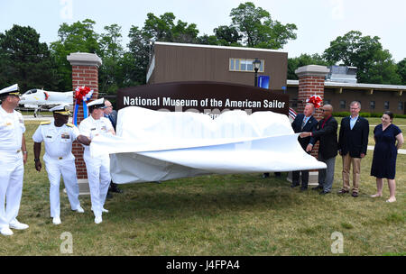 160704-N-TH437-072 GREAT LAKES, Illinois (4. Juli 2016) – von links nach rechts, Captain James Hawkins, Kommandierender Offizier der Naval Station Great Lakes, Rear Admiral Stephen C. Evans, Kommandeur der Marine Service Training Command, Master Chief Petty Officer der Marine Mike Stevens, Samuel Cox, Direktor des Marine-Geschichte und Erbe Befehl, David Torma, Mitglied des National Museum of American Foundation Seemann , North Chicago Bürgermeister Leon Rockingham, Robert Bied, Präsident der Great Lakes Naval Museum Foundation, und Jennifer Searcy, Ph.d., Direktor des National Museum of the American Stockfoto