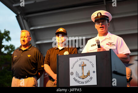 160704-N-TH437-195 GREAT LAKES, Illinois (4. Juli 2016) – Master Chief Petty Officer des Marine (INTERNIERUNGSLAGER) Mike Stevens, neben David Torma (links), Mitglied des National Museum of American Sailor Foundation und Samuel Cox (Mitte), Direktor des Marine-Geschichte und Erbe-Befehl, kündigt die Umbenennung des Great Lakes Naval Museum, das National Museum of amerikanischer Seemann während der Naval Station Great Lakes Juli vierte Feier. Das Nationalmuseum der amerikanischer Seemann Namensänderung signalisiert eine Verschiebung in der Vision von regionalem Fokus, das zeigt die wechselvolle Geschichte Stockfoto