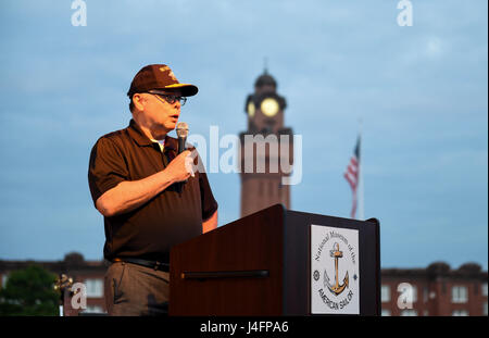 160704-N-TH437-205 GREAT LAKES, Illinois (4. Juli 2016) — Samuel Cox, Direktor des Marine-Geschichte und Erbe-Befehl, kündigt die Umbenennung des Great Lakes Naval Museum, das National Museum of amerikanischer Seemann während der Naval Station Great Lakes Juli vierte Feier. Das Nationalmuseum der amerikanischer Seemann Namensänderung signalisiert eine Verschiebung in der Vision von regionalem Fokus, das zeigt die wechselvolle Geschichte der Matrosen, die in der US Navy gedient haben. (Foto: U.S. Navy Mass Communication Specialist 1. Klasse Eric Lockwood/freigegeben) Stockfoto