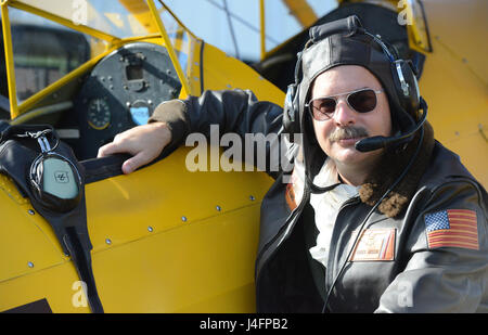 Lt. CMdR Harry Greene posiert auf seinem Flugzeug Boeing Stearman Kaydet Anfängerschulflugzeug bei Coast Guard Air Station Barbers Punkt, 31. Januar 2016. Greene ist ein Hubschrauber-Pilot bei Air Station Barbers Point und ein Flugzeug-Enthusiasten in seiner Freizeit Zeit. (Foto: U.S. Coast Guard Petty Officer 2. Klasse Tara Molle/freigegeben) Stockfoto