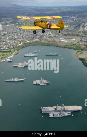 Harry Greene fliegt seine Boeing Stearman Kaydet Anfängerschulflugzeug Flugzeug über Naval inaktiv Ship Maintenance Facility in Pearl Harbor, Oahu, 30. Mai 2016. Greene ist ein Hubschrauberpilot bei Coast Guard Air Station Barbers Point und ein Flugzeug-Enthusiasten in seiner Freizeit Zeit. (Foto: U.S. Coast Guard Petty Officer 2. Klasse Tara Molle/freigegeben) Stockfoto