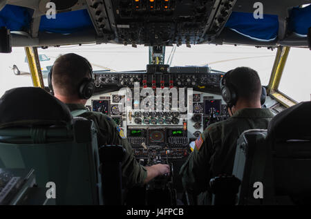 Flieger des 121st Air Tanking Wing bereiteten einen KC-135 Stratotanker für eine Luftbetankungsmission auf der Rickenbacker Air National Guard Base in Ohio vor. Die Mission unterstützte A-10 Thunderbolt IIS vom 175. Flügel der Maryland Air National Guard. Stockfoto