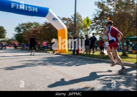 161103-N-YL257-104 NORFOLK (3. November 2016) im Ruhestand Master Chief Linda "Sonnigen" Fox nähert sich der Ziellinie eine verwundete Krieger 5-Kilometer-Marathon am Naval Support Aktivität Hampton Roads. Sonnig, ein Krebs-Überlebenden ist auf einen Eimer Liste Suche nach 1.000 Marathonläufe und diese Markierungen Startnummer 897 abzuschließen. (Foto: U.S. Navy Petty Officer 3rd Class Christopher Gaines/freigegeben) Stockfoto