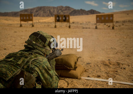 Ein Soldat der Singapore Army Deployment Force führt während der Übung Valiant Mark 2016 im Marine Corps Air-Ground Combat Center Twentynine Palms Live-Feuerübungen mit Gewehren und Maschinengewehren durch. Stockfoto