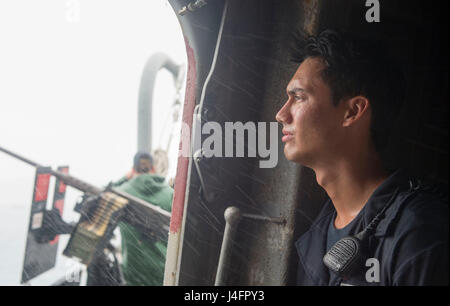 160929-N-PD309-163 APRA Hafen, Guam (29. September 2016) Petty Officer 2. Klasse Beau Dixon beobachtet, wie die Arleigh-Burke-Klasse geführte Flugkörper Zerstörer USS Benfold (DDG-65) Guam fährt. Benfold ist auf Patrouille mit Carrier Strike Group 5 in der Philippinensee unterstützende Sicherheit und Stabilität in der Indo-Asien-Pazifik-Region. (Foto: U.S. Navy Petty Officer 3rd Class Deven Leigh Ellis/freigegeben) Stockfoto