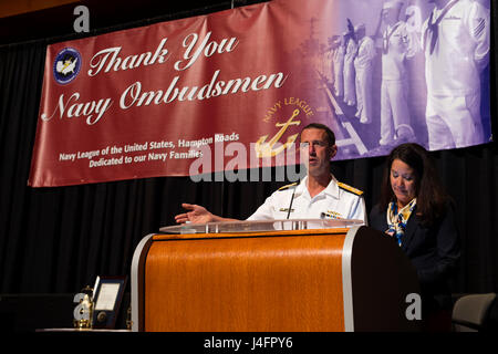 160929-N-QH848-040 NORFOLK, Virginia (29. September 2016) Chief of Naval Operations (CNO) Admiral John Richardson und seine Frau sprechen über die Bedeutung der Bürgerbeauftragten bei einem Ombudsmann Wertschätzung Abendessen. Das Abendessen geehrt vier Ombudsleute mit einer Auszeichnung in Anerkennung ihrer selbstlosen Hingabe und Engagement für Familien bereit. (Foto: U.S. Navy Petty Officer 3rd Class Anthony Cruz/freigegeben) Stockfoto