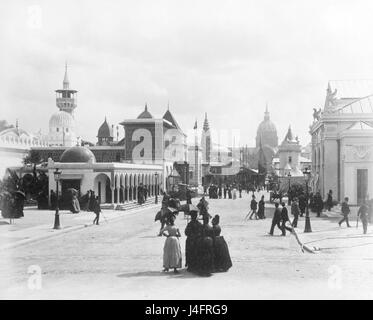 Blick auf die Straße, Blick in Richtung Palais des Invalides, Pavillons, die auf L'Esplanade des Invalides, Paris Ausstellung 1889 Stockfoto