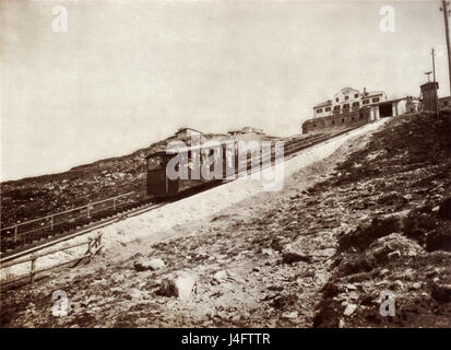 Die Standseilbah Muottas Muragl ist eine Standseilbahn in den Schweizer Alpen, die Pontresina mit dem Berg Muottas Muragl verbindet und einen Panoramablick auf die umliegende Landschaft und das Tal bietet. Stockfoto