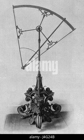 Der Sextant von Habermehl bezieht sich auf ein Navigationsinstrument zur Winkelmessung, das in maritimen und astronomischen Kontexten häufig zur Bestimmung der Höhe von Himmelskörpern verwendet wird. Stockfoto