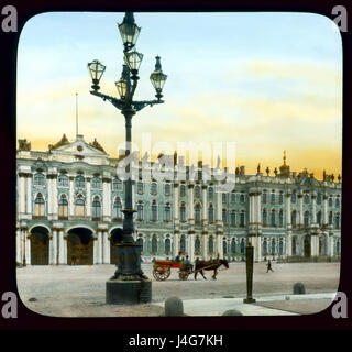 Das Eremitage-Museum, ehemals Winterpalast, befindet sich in Sankt Petersburg, Russland. Dieses Bild zeigt eine Teilfrontansicht der ikonischen Struktur auf dem Dwortsovaia-Platz, die seine Pracht und architektonische Bedeutung in der russischen Geschichte zeigt. Stockfoto