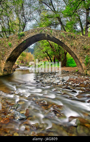 Die alten venezianischen Brücke von kelefos (oder 'tzielefos'), zwischen Agios Nikolaos und platres Dörfer, Troodos Gebirge, Bezirk Limassol Zypern. Stockfoto