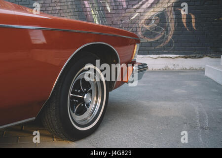 Oldtimer-Rad und vorne links close-up auf einem Hintergrund von Asphalt und Grunge Wand Stockfoto