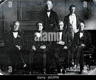 Das State Dining Room Polk Cabinet bezieht sich auf ein bestimmtes Möbelstück im Weißen Haus der USA oder einem anderen offiziellen Speisesaal. Der Schrank ist wahrscheinlich ein historisches Stück mit bemerkenswerten Designelementen, möglicherweise in Verbindung mit der Ära von Präsident James K. Polkâ. Stockfoto