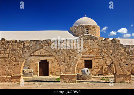 Die byzantinische Kirche der Panagia Katholiki neben der archäologischen Stätte von Palaipaphos, in Kouklia Village, Paphos, Zypern Insel. Stockfoto