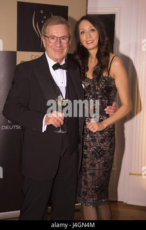 Prominenten Besuch Champagner Preis Fuer Lebensfreude 2017 im Hotel Louis C. Jacob Featuring: Jan Hofer, Phong Lan Truong Where: Hamburg, Deutschland bei: Kredit-11. April 2017: Schultz-Coulon/WENN.com Stockfoto