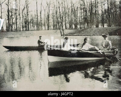 Ein altes Foto von St. Petersburg, Russland, das wahrscheinlich die Stadt im späten 19. Oder frühen 20. Jahrhundert darstellt. Das Bild spiegelt die historische Architektur und kulturelle Atmosphäre der Zeit wider. Stockfoto