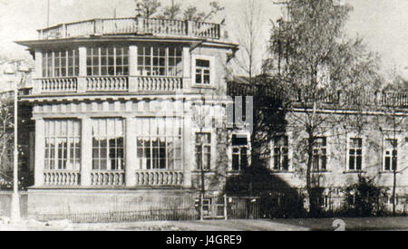 Ein altes Foto von St. Petersburg, Russland, das einen historischen Moment in der Entwicklung der Stadt während des späten 19. Oder frühen 20. Jahrhunderts feststellt und die architektonische Schönheit und kulturelle Bedeutung der Zeit widerspiegelt. Stockfoto
