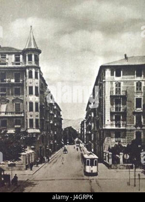 Savonas Via XX Settembre ist eine zentrale Straße in der italienischen Stadt, die für ihre historischen Gebäude und das pulsierende Stadtleben bekannt ist und als Drehscheibe für lokale Unternehmen und kulturelle Aktivitäten dient. Stockfoto
