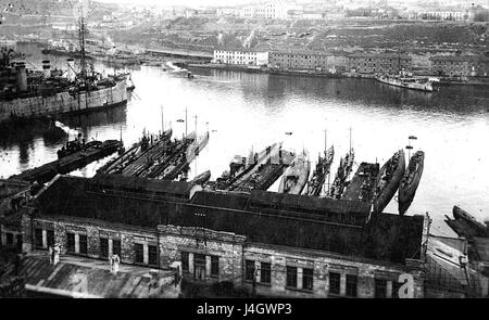 Dieser Titel bezieht sich auf U-Boote auf der Marinebasis Sewastopol auf der Krim im Jahr 1918, einer Zeit, die durch den Ersten Weltkrieg und die Russische Revolution geprägt war und die militärische maritime Aktivität und den U-Boot-Krieg hervorhebt. Stockfoto