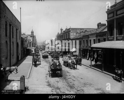 Eine Fotografie der Sussex Street in Sydney, aufgenommen aus der Powerhouse Museum Collection, die das urbane Leben und Straßenszenen in der Stadt darstellt. Stockfoto