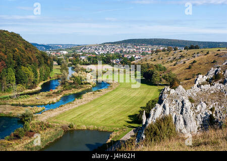 Panorama, Vogelperspektive auf Herbrechtingen und den Fluss Brenz im Tal (Eselsburger Tal) von der Hanglage an einem sonnigen Tag. Stockfoto