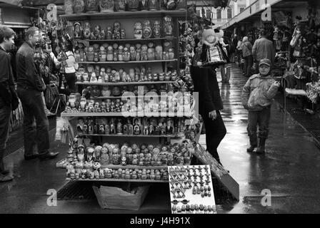 Souvenir Stall zu verkaufen russischen Nesting Dolls oder Matroschka Puppen, St. Petersburg Stockfoto