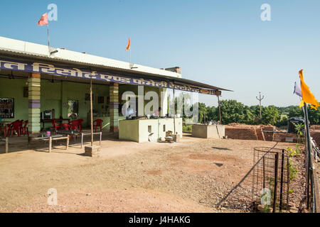 Ein typisches am Straßenrand lokal, auch genannt Dhaba auf der National Highway 8 in Rajasthan, Indien Stockfoto