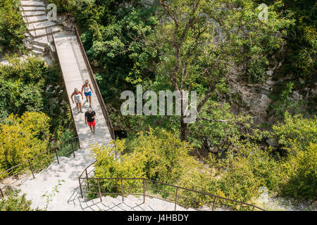 Verdon, Frankreich - 29. Juni 2015: Menschen, Reisen, Wandern auf Schritte Steinlehrpfad, Weg, Weg, Bergstraße im Verdon-Schlucht In Frankreich. Schöne Aussicht Stockfoto