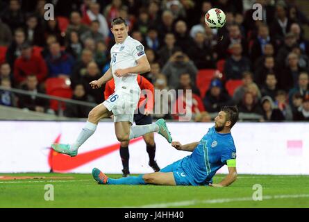 JAMES MILNER von ENGLAND ist CHA ENGLAND V Slowenien WEMBLEY Stadion LONDON ENGLAND 15. November 2014 Stockfoto