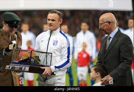 WAYNE ROONEY VON ENGLAND erhält seine 100. Kappe von Sir Bobby Charlton (rechts) (Bild), England V SLOWENIEN, England V SLOWENIEN Stockfoto